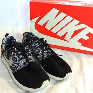 Nike Womens Roshe Run Black Running Shoes Sneakers Size 7.5